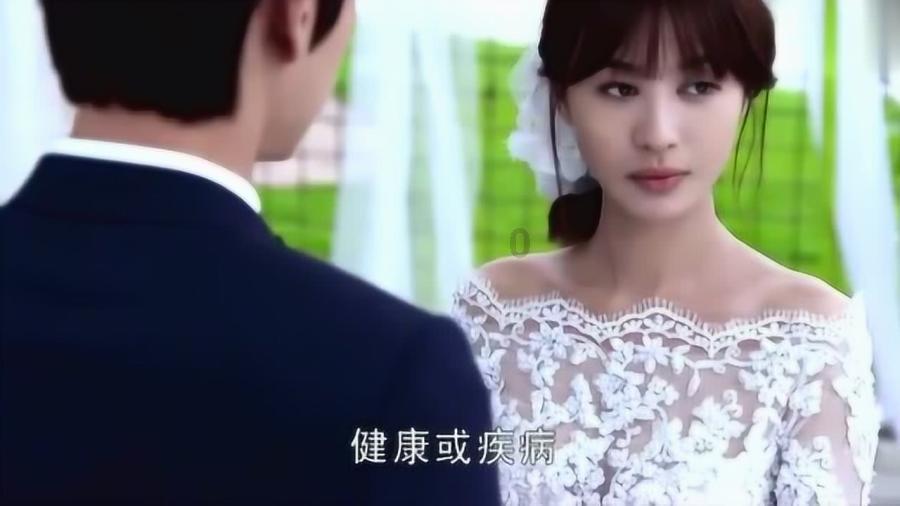 阿莫多瓦首次执导英文长片《隔壁房间》，讲述母女之间故事